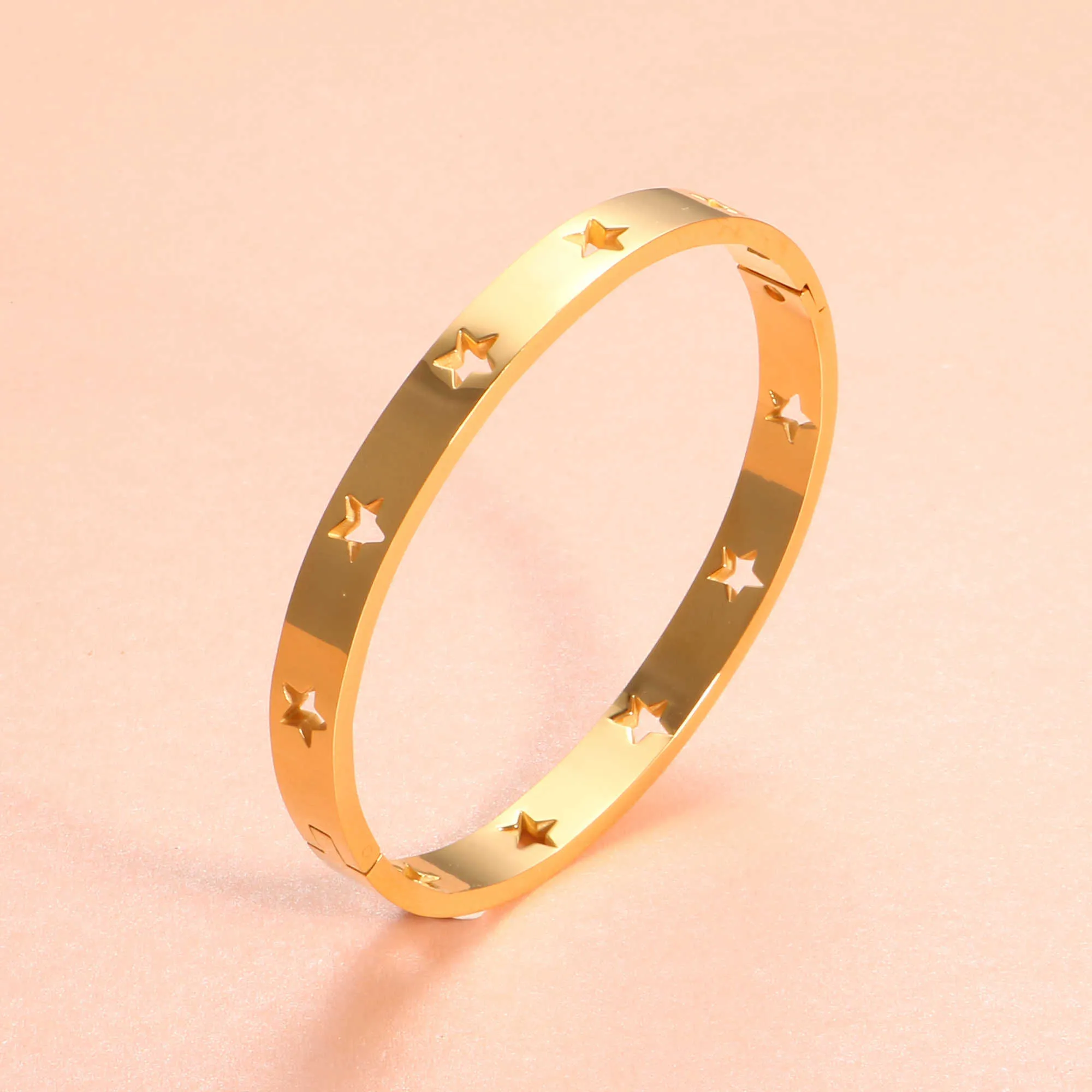 Trendy Lady Bangle Hollowed-cut Star Bracelet Gold Plated Titanium Surgical Steel Bangle&bracelets for Men Women Wedding Jewelry Q0719