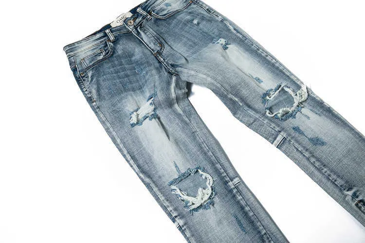 Mäns jeans jeans med hål tvättas i vatten katt skägg fo