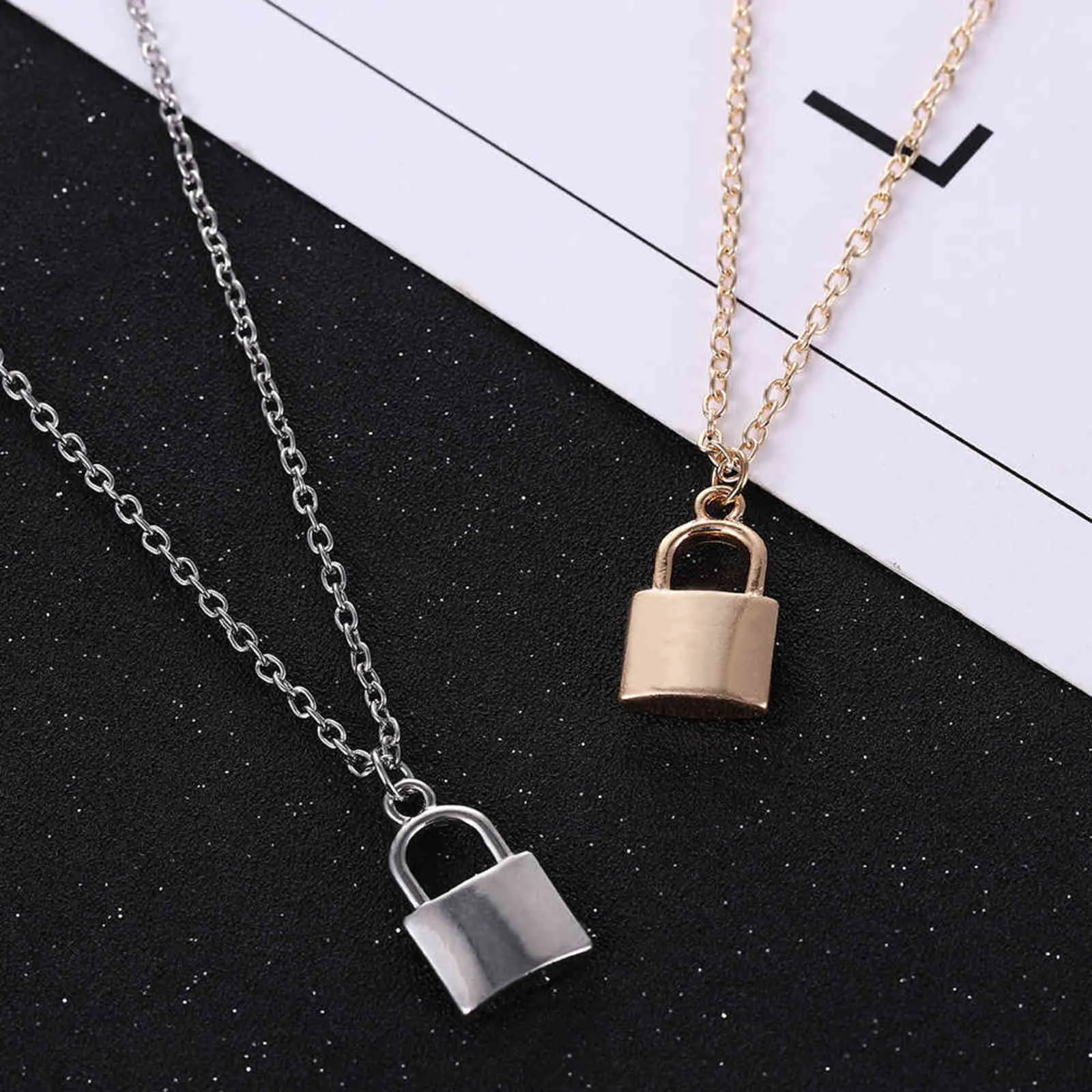 Nuevo collar Simple de moda con cerradura chapada en Metal, colgante lujoso para mujer, cadena de clavícula, joyería europea y americana