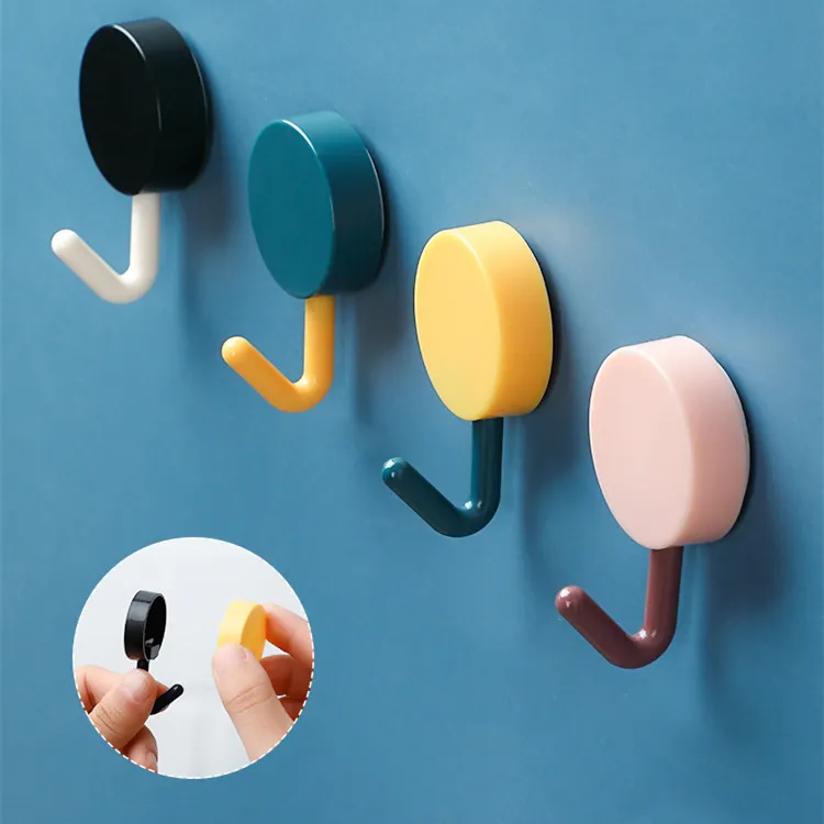 Plast kappa krokar badrum dörrvägg hängare självhäftande hatt racks vägg arrangör hem dekoration nyckelhållare