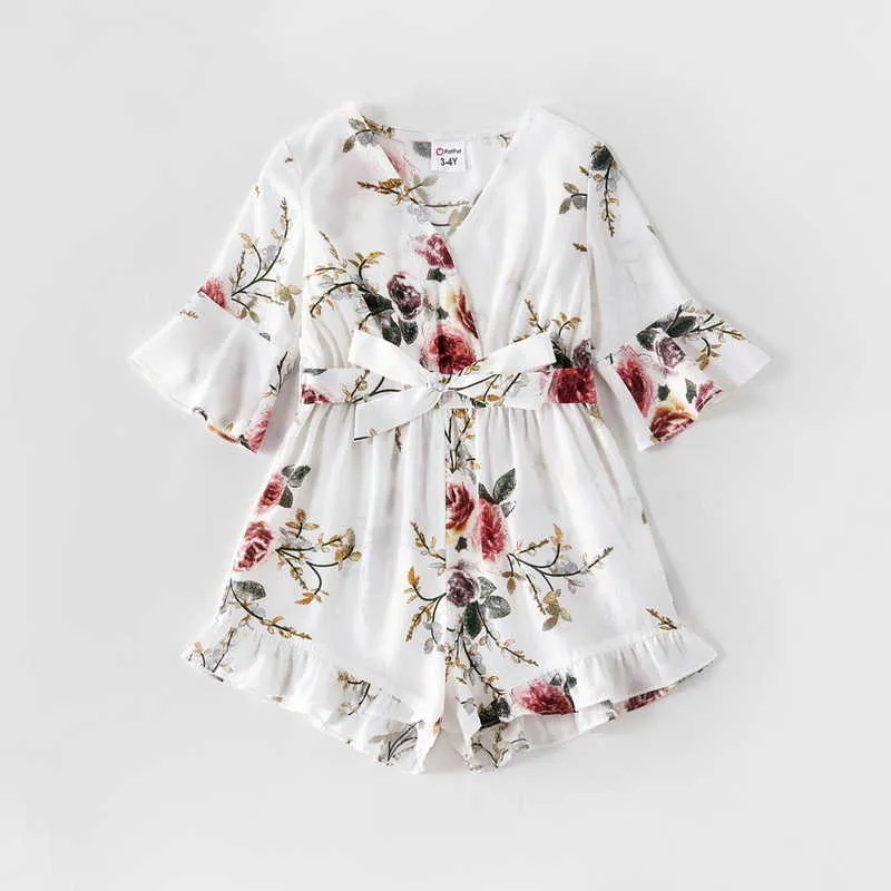 Famille d'été Vêtements Assortis Robe Floral Ruffles Bow avec Ceintures Maman et Bébé Fille E0206 210610