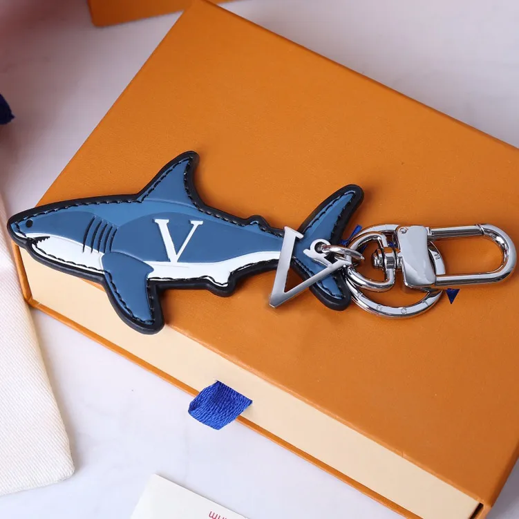 Cartoon sleutelhangers luxe designer mode sleutelhanger zilveren sleutels gesp echt leer blauwe haai hanger brief heren damestassen O257i