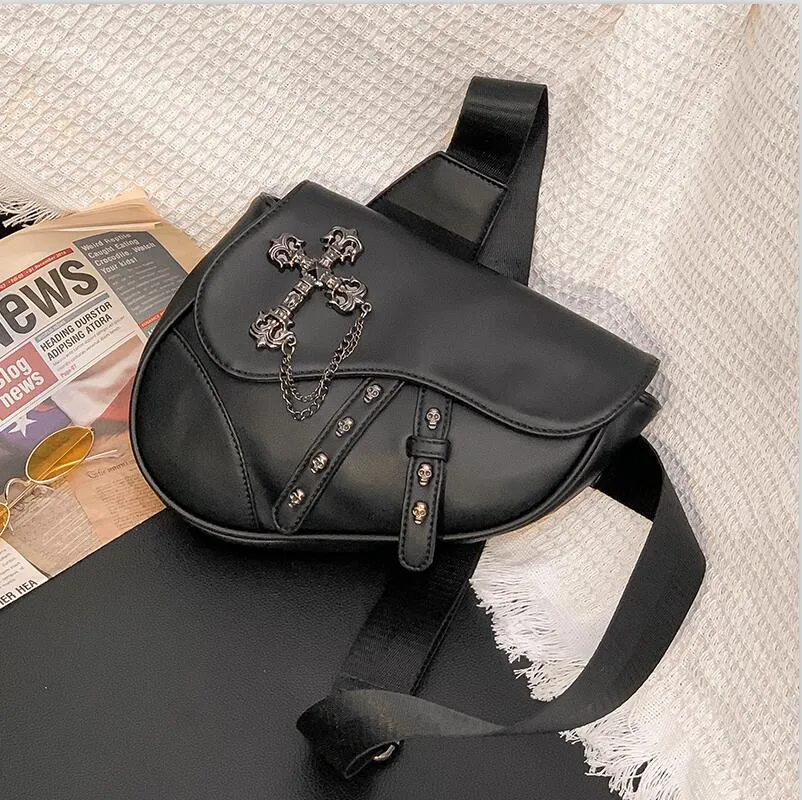 intera borsa da uomo street trend rivetto punk borsa a tracolla il tempo libero all'aperto borse da ciclismo in pelle decorazione catena personalizzata 246Y