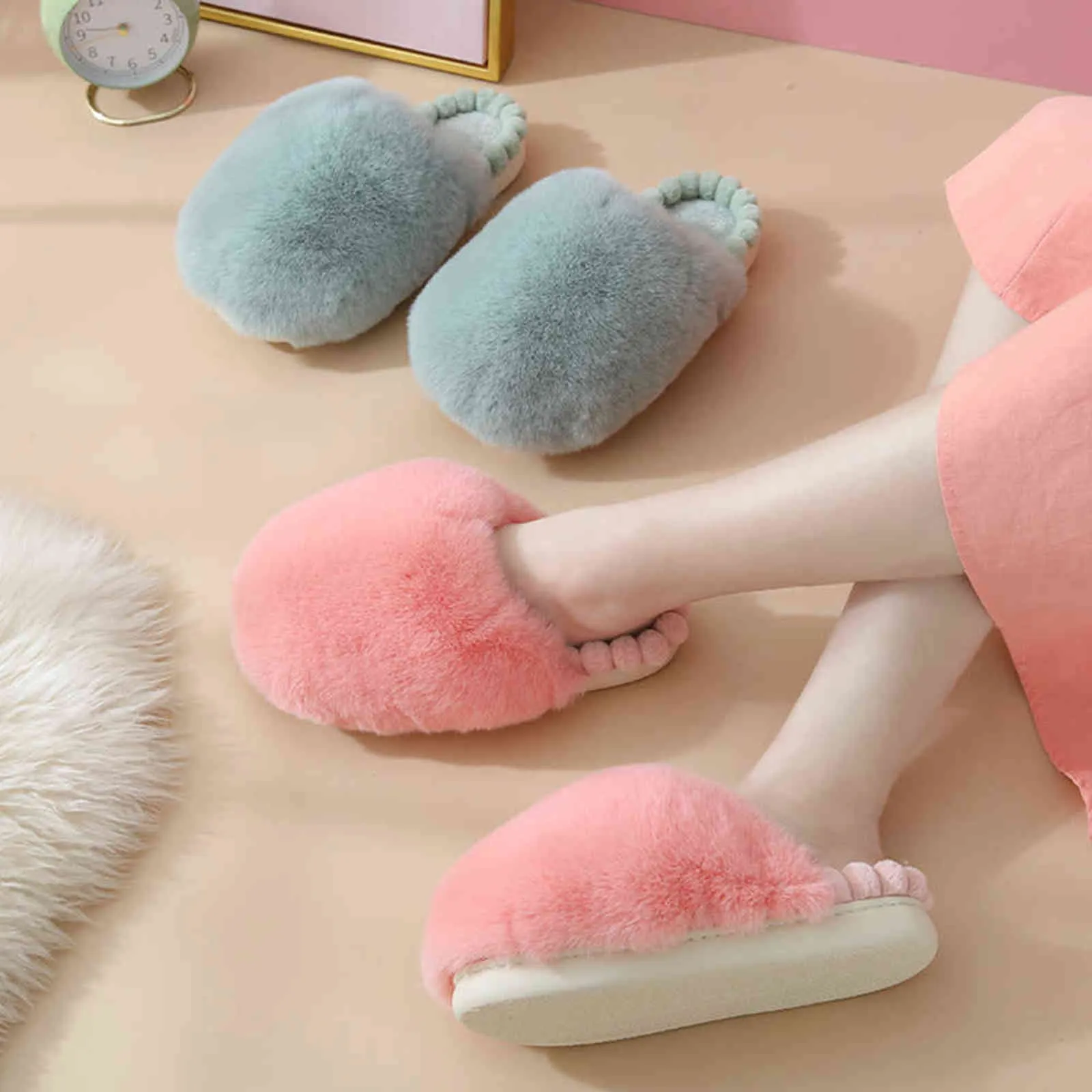 Vinter Hem Kvinnor Tofflor Furry Skor Tjock Varm Fur Slides Tjej Söt Moln Solid Färg Flip Flops Flat Non-Slip Plush Slipper H1122