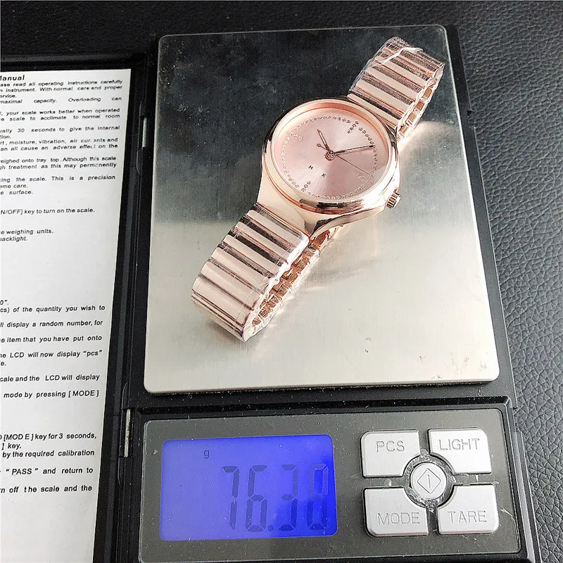 Marque montre-bracelet à quartz pour femmes fille grandes lettres cristal métal acier bande montres M83