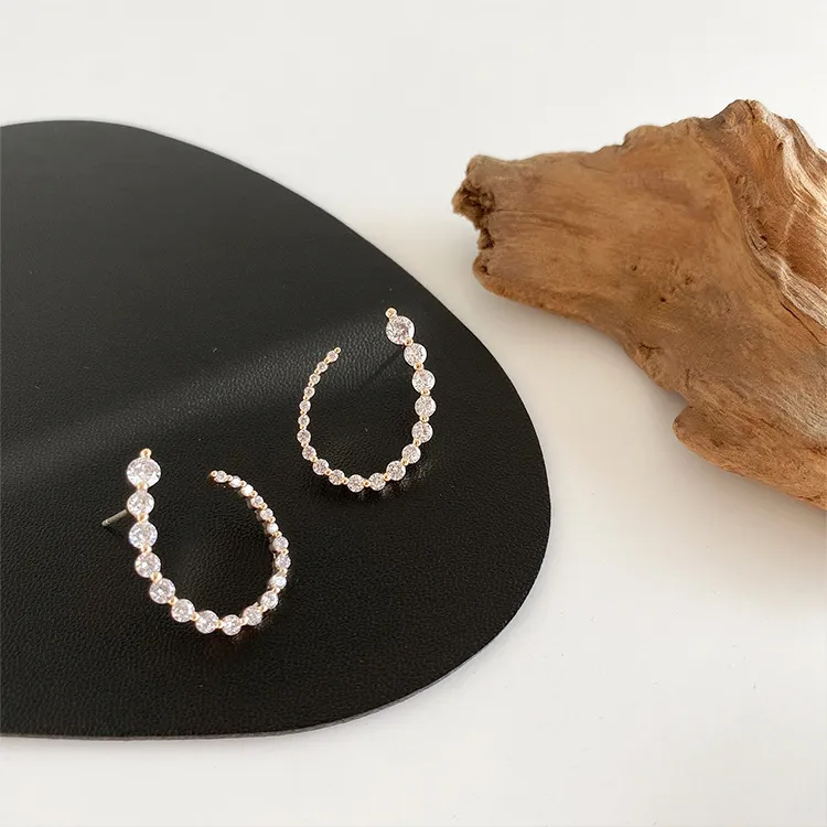 Delicati orecchini in zircone a forma di U Top Design 2021 Nuovi gioielli di moda Stile coreano Orecchino semplice Bijoux Regali di compleanno