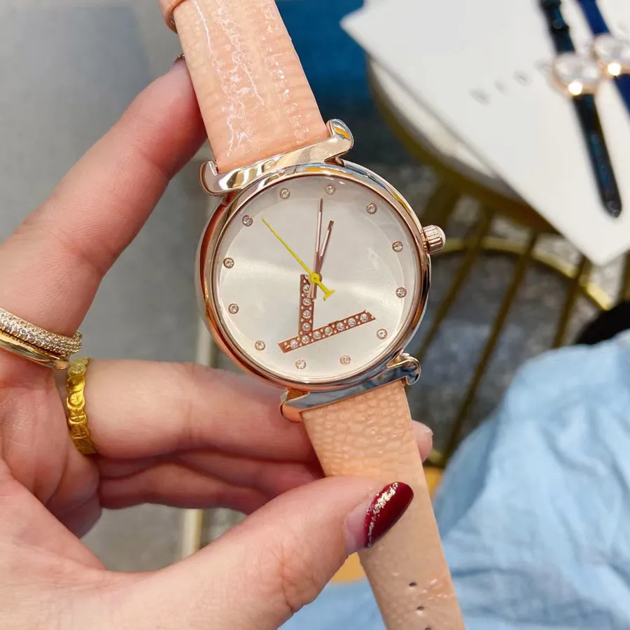 Marke Uhren für Frauen Mädchen Kristall Große Buchstaben Stil Lederband Quarz-Armbanduhr L40305v