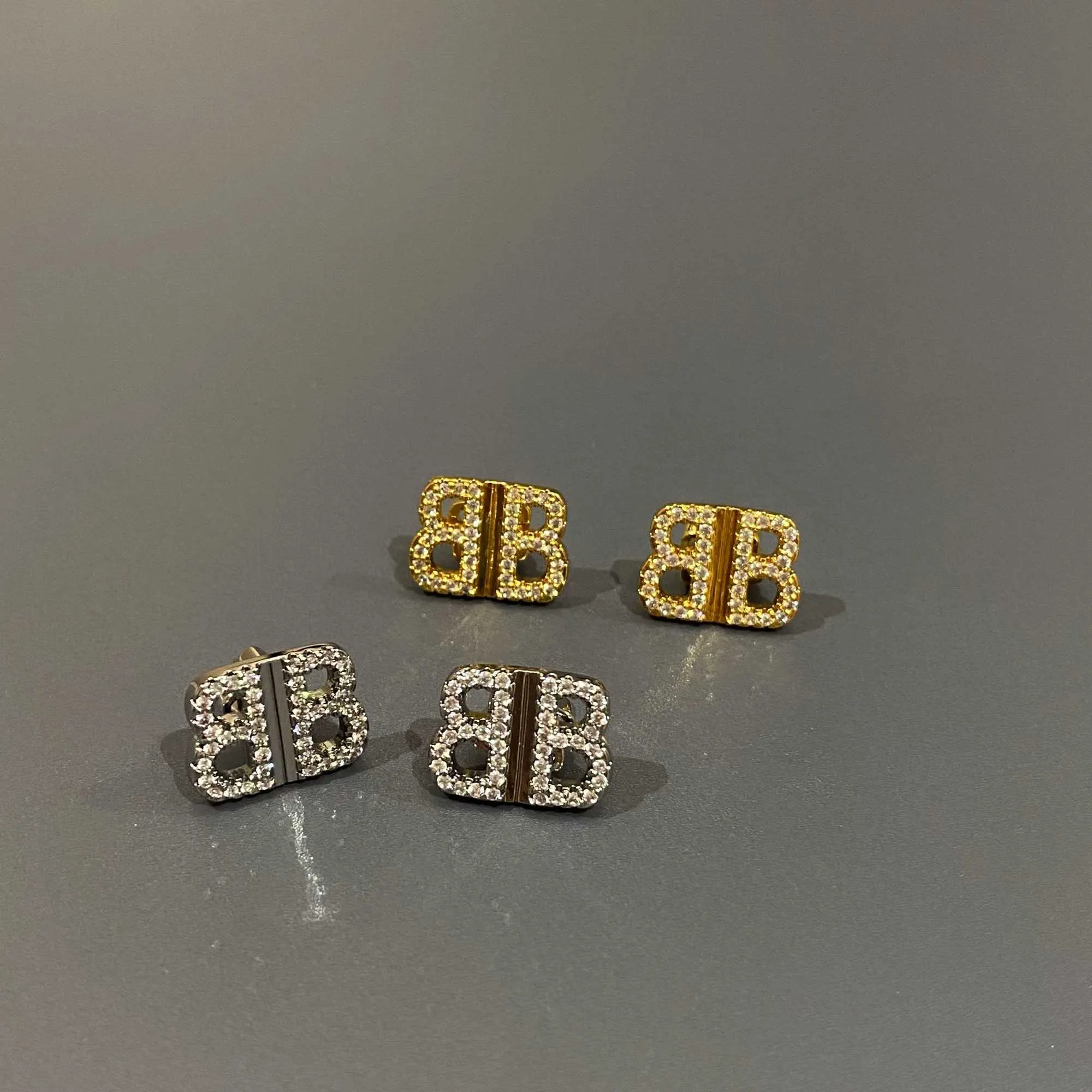 Lettre anglaise B plein diamant pierre blanche exquis petites boucles d'oreilles luxueuses à la mode fine géométrique métal boucles d'oreilles 8588606