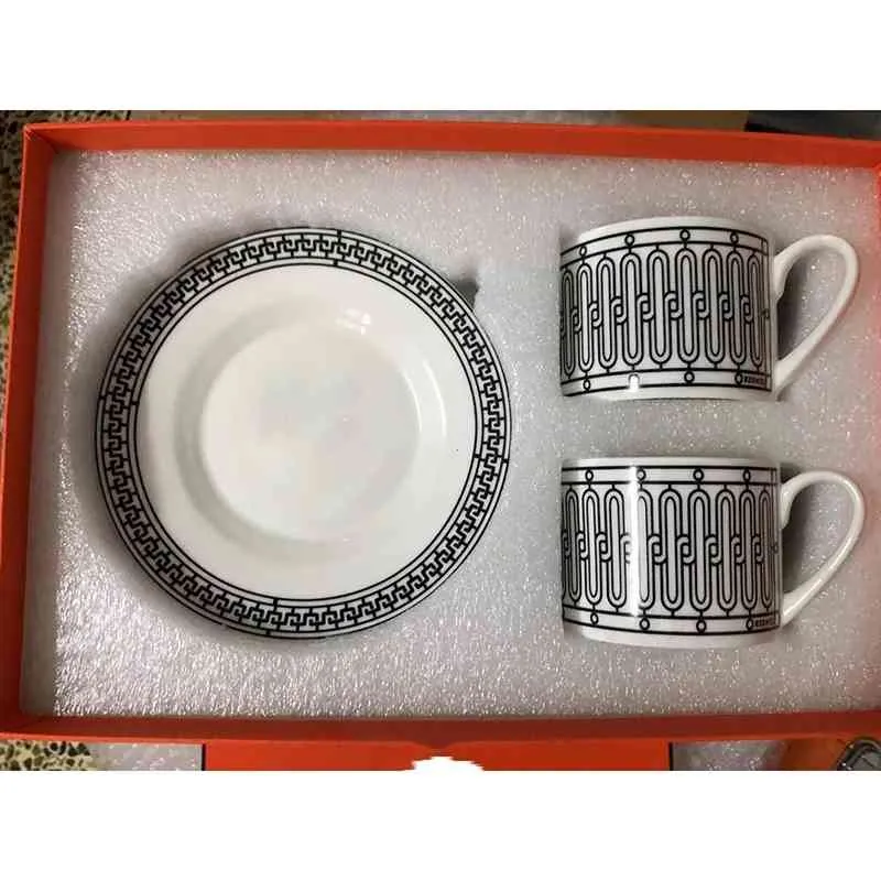 Classic European Bos China Coffee tasses et soucoupes de table de table Caxe A assiettes Discus d'après-midi Drinkware de café avec boîte cadeau 21215C