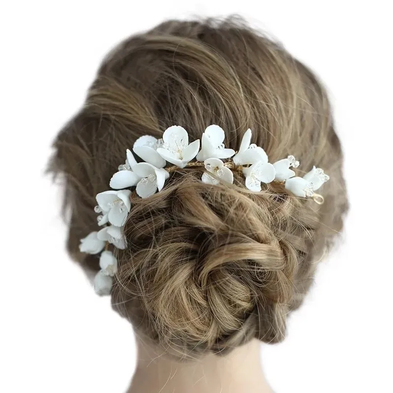 Peine de pelo nupcial de flor de arcilla de alta calidad, peine de pelo hecho a mano con diamantes de imitación, tocado de boda, fiesta de graduación, joyería para el cabello, novias Y200409198Z