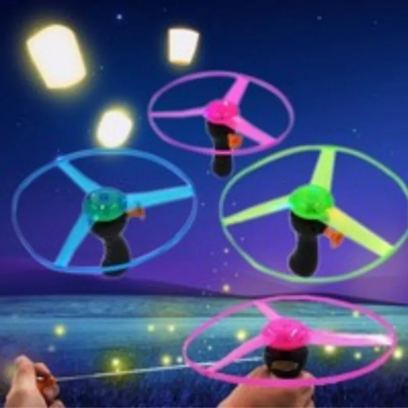 Grappige spinning flyer lichtgevende vliegende ufo led licht handvat flash speelgoed voor kinderen outdoor game kleur willekeurige mix groothandel
