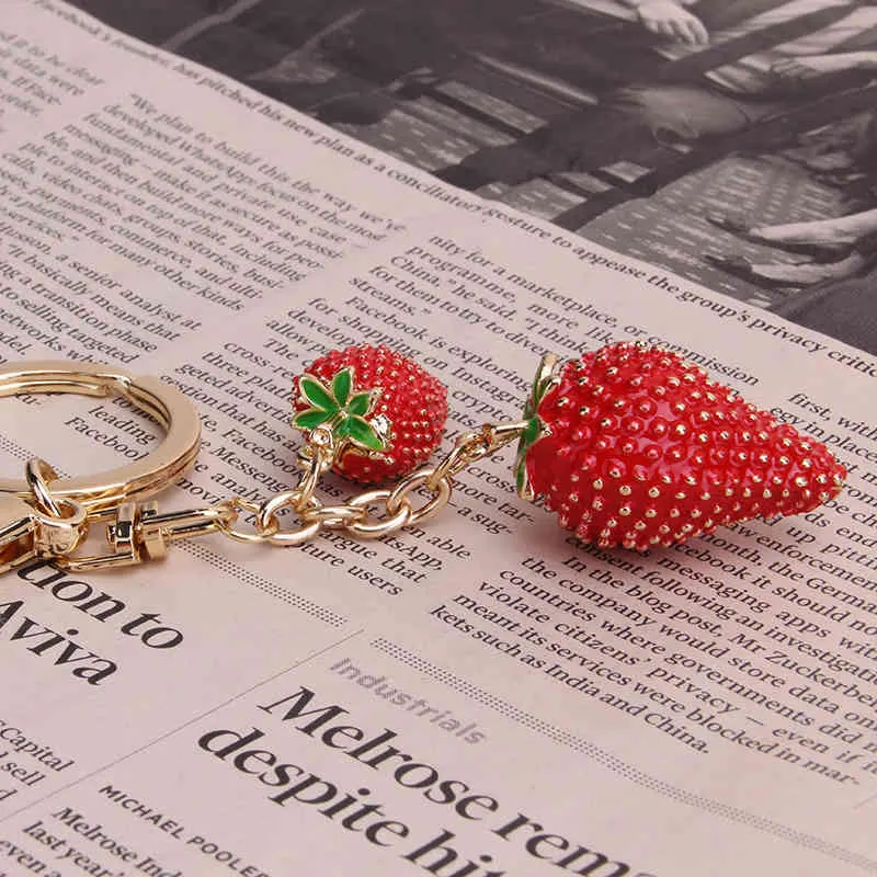 Porte-clés rouge fraise pour femmes et filles, bijoux simulés de fruits, mignon, porte-clés de voiture, meilleur ami, 1 pièce