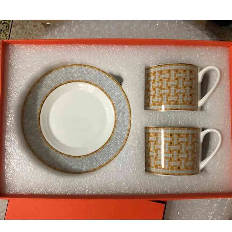 Classic European Bos China Coffee tasses et soucoupes de table de table Caxe A assiettes Discus d'après-midi Drinkware de café avec boîte cadeau 21215C