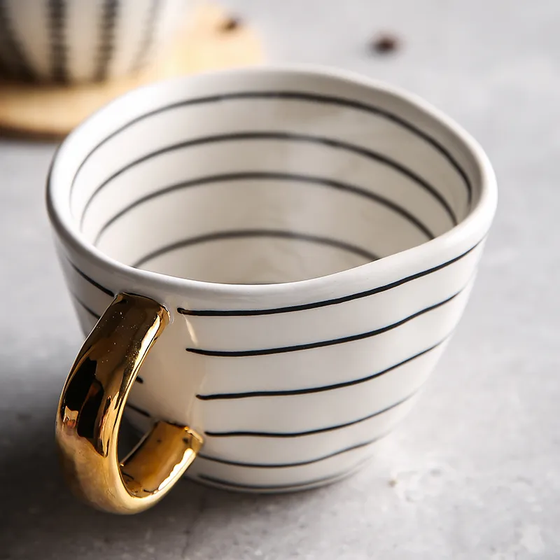 Kreativ handmålad keramisk rånar för kaffekoppar med guldhandtag frukostmjölk köksbord
