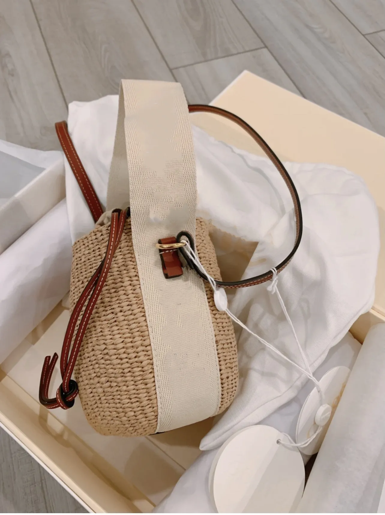 2021 Leisure Hightend Women Fresh Straw Bag سلة سلة كبيرة جدًا من مزاج الموضة العرف المخصص العلامة التجارية الواحدة التي يجب 297 ب