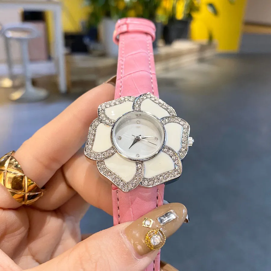 Beliebte Casual Top Marke Quarz-Armbanduhr für Frauen Mädchen Kristall Blume Stil Lederband Uhren CHA40