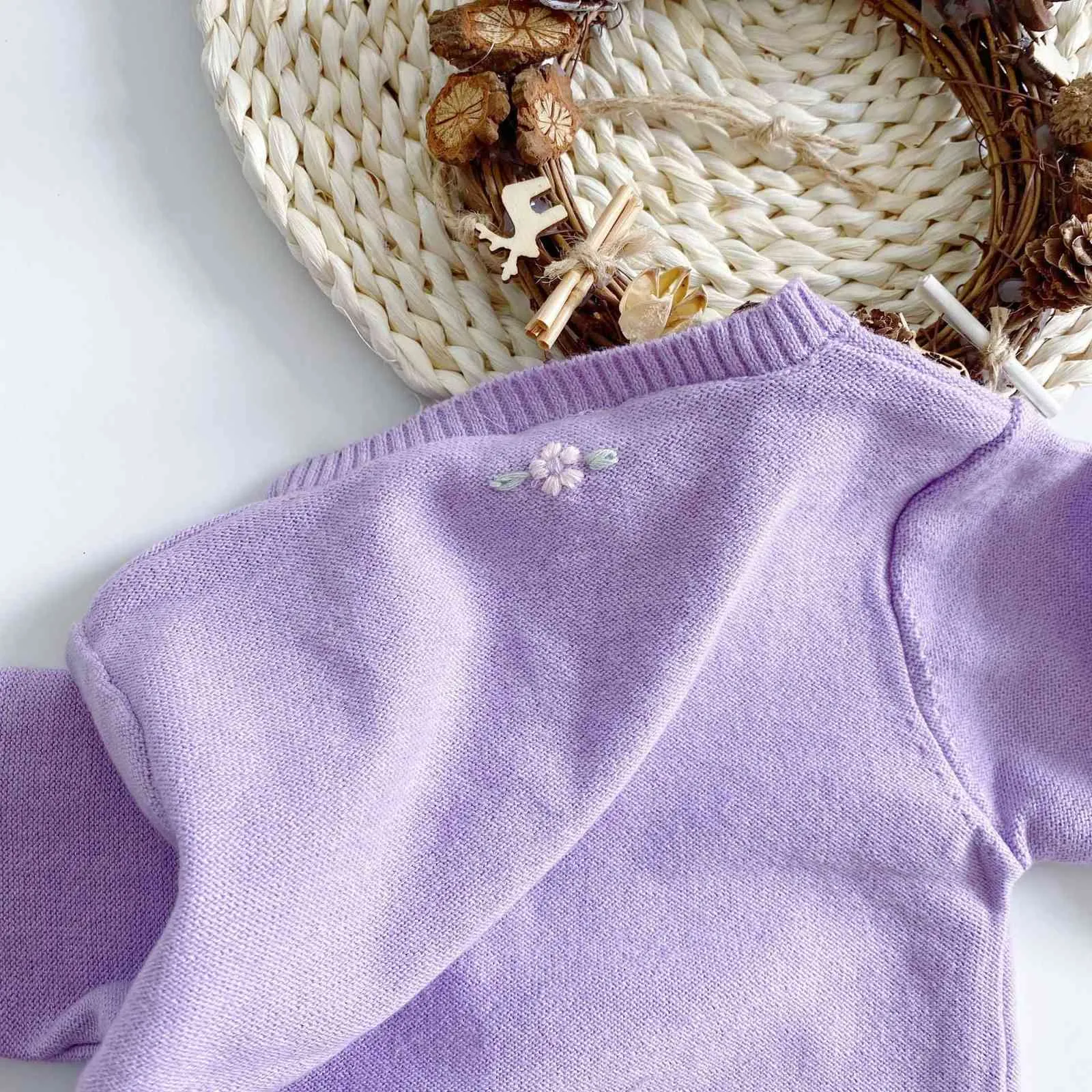 Maglione bambina in maglione lavorato a maglia con scollo tondo e ricami ricamati a mano bambina 210701