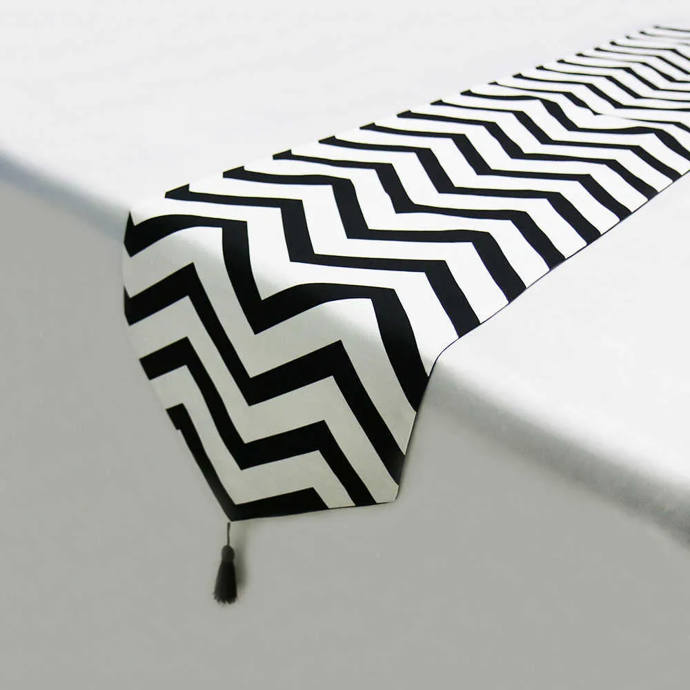 Noir blanc rayé chemin de Table thé TV meuble tissu décor à la maison couverture tissu avec gland fête lit 210709