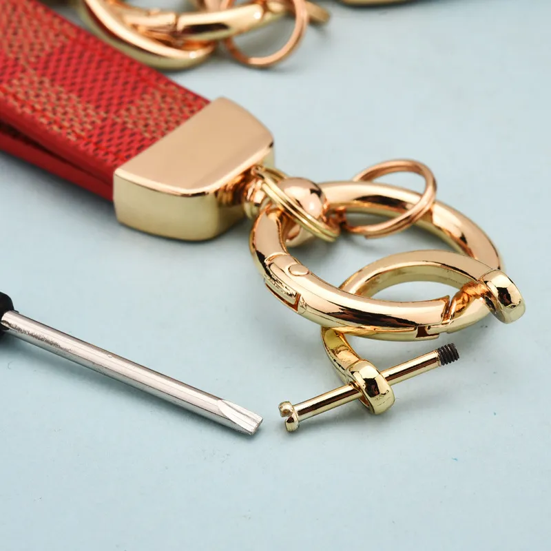 Porte-clés affaires carré Pplaid cuir porte-clés de voiture 360 degrés rotatif détachable boucle en fer à cheval tournevis gratuit porte-clés
