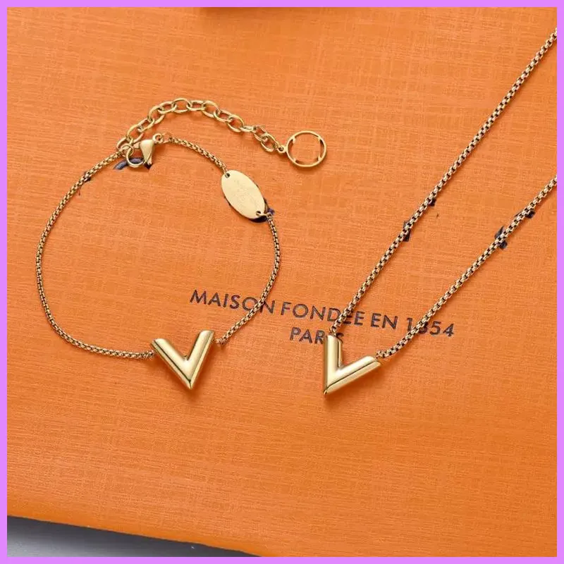 Bracelets de charme pendente de designer clássico Gold Love V Letter Plated Letter Simples Heart Luxuros Jóias Cadeia Conjuntos de Jóias D2111252320t