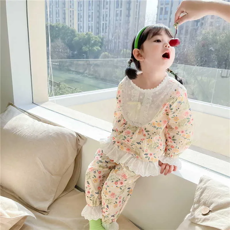 Koreansk stil Spring Baby Pyjamas 2-st uppsättningar spets krage gul blommig hemdrag Sömn svära barnkläder E5038 210610