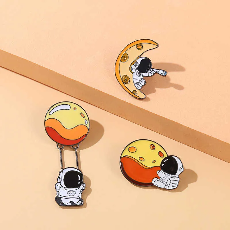 Luna Astronauta Spilla Luna e distintivo in metallo dell'astronauta Spilla Spilla con bottone sull'orlo del cappello