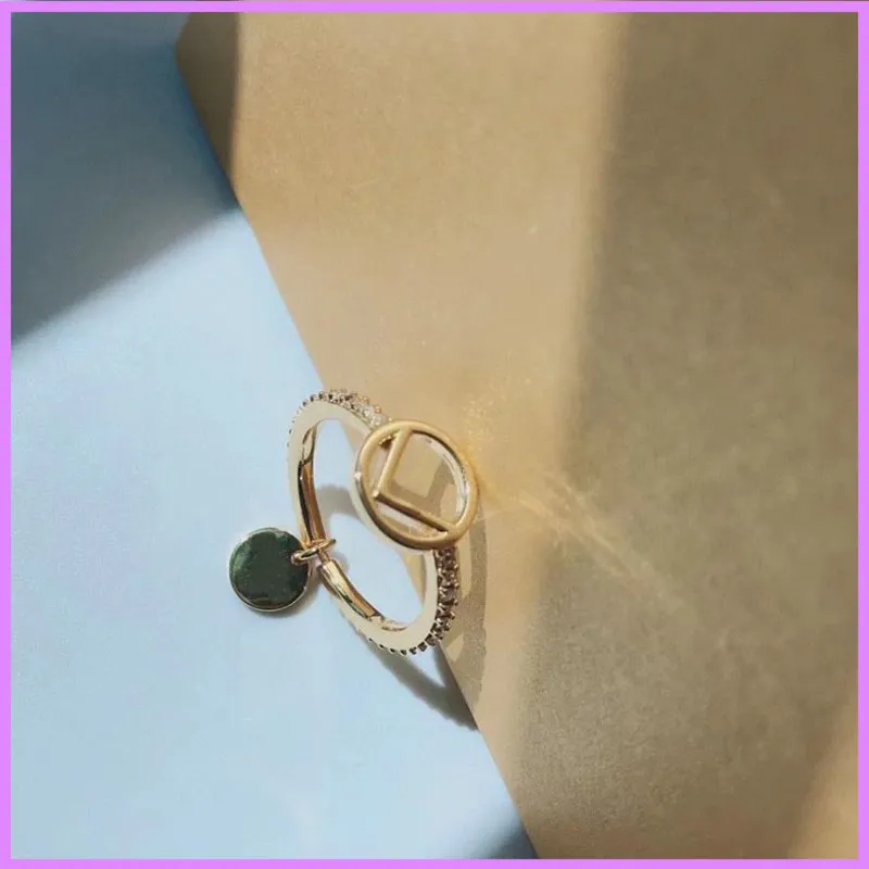 Med Diamanter Nya Kvinnor Mens Ringar Toppkvalitet Smycken Tillbehör Guld Ring Letters Classic Tag för Gifts Designers Dam Ring D222143F