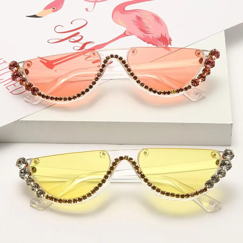 Solglasögon Diamond Cat Eye Women Semi-Rimless Sun Glasses Designer Crystal Sexig Frame Rhinestone Elegant Eyewear348V