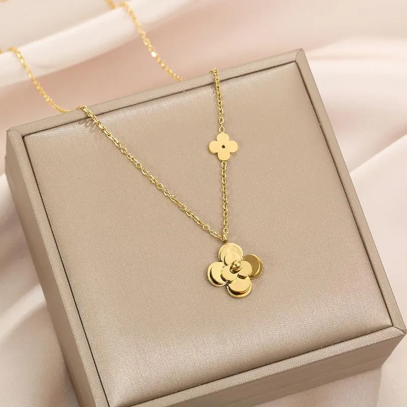 Hänghalsband tredimensionella Camellia Flower Golden Titanium Steel Necklace Damer överdriven personlighet Matchande smycken300i