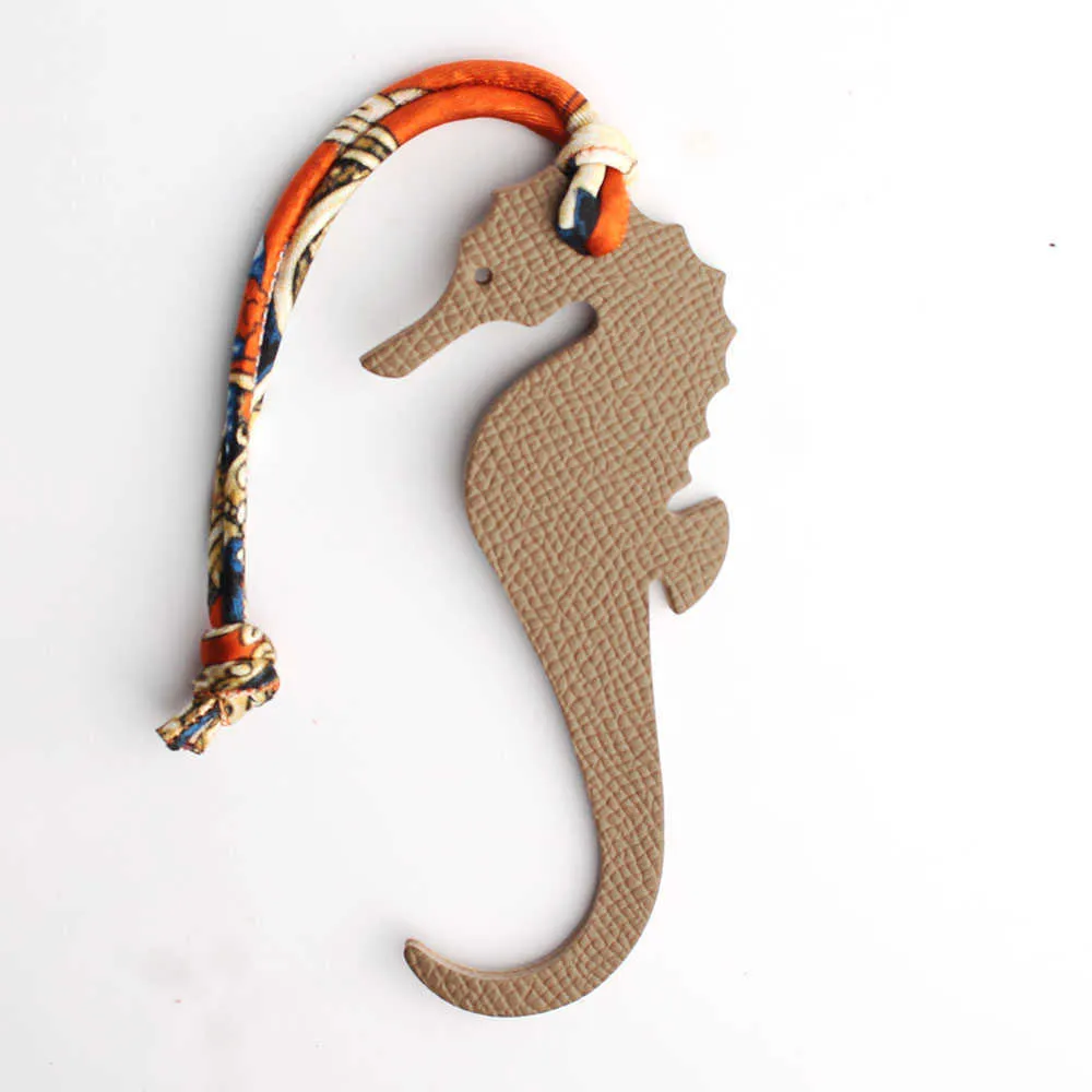 Berömd designer lyxig äkta siden äkta läder Seahorse Deer Keychain ryggsäck Pendant Animal Key Chain Women Bag Charm H0915238L