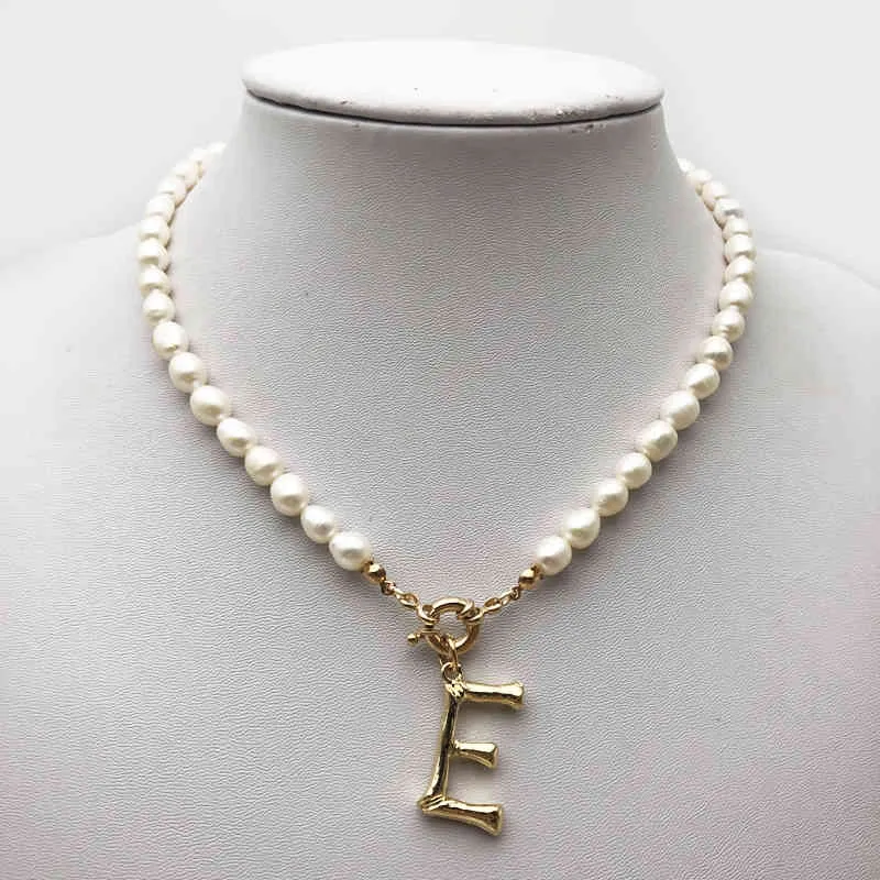 Echtes Choker-Alphabet A-Z-Anfängliche Halskette Edelstahlschnalle Goldfarbe Anhänger Süßwasserperlenschmuck