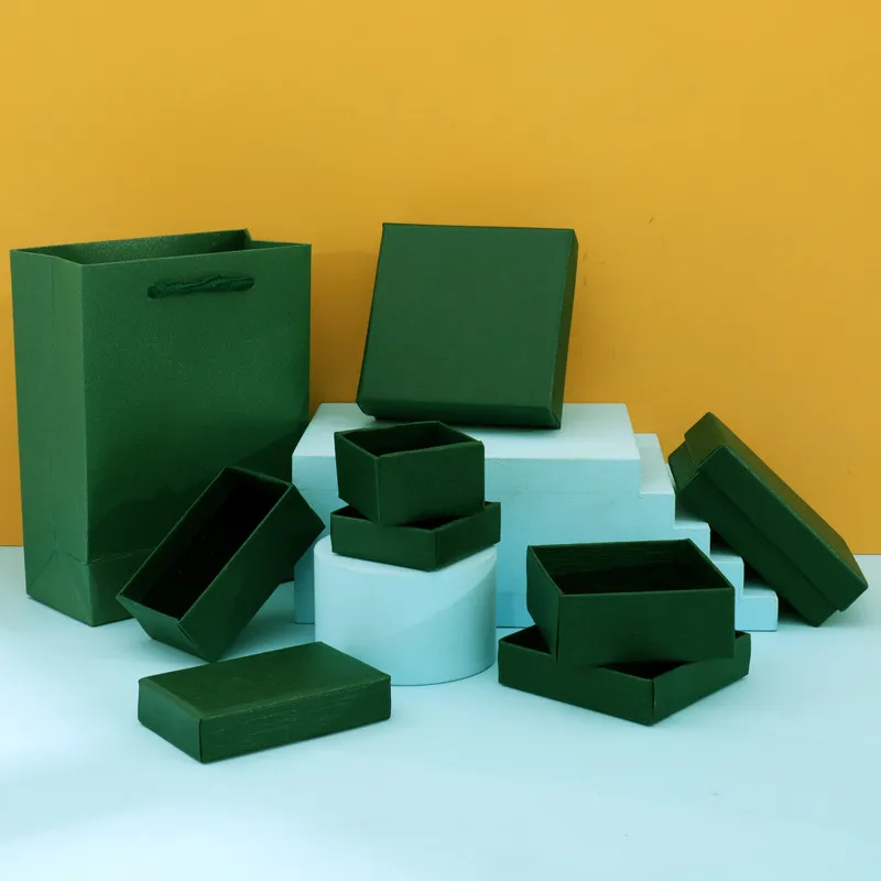 I contenitori di gioielli regalo verde scuro mostrano imballaggi la vendita al dettaglio gioielli di moda, collane, bracciale, orecchini, portachiavi, anelli pendenti