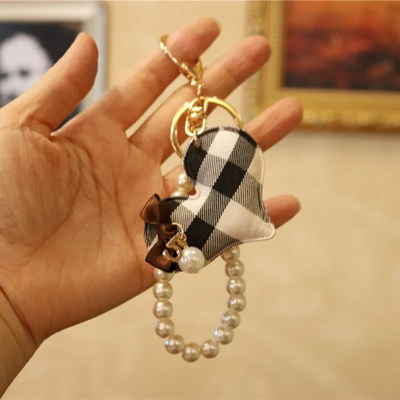 手作りの格子縞のベアキーのキーラブシミュレーション真珠のバッグジュエリーキーチェーンの女性バッグチャームLlaveros Pompom J0306