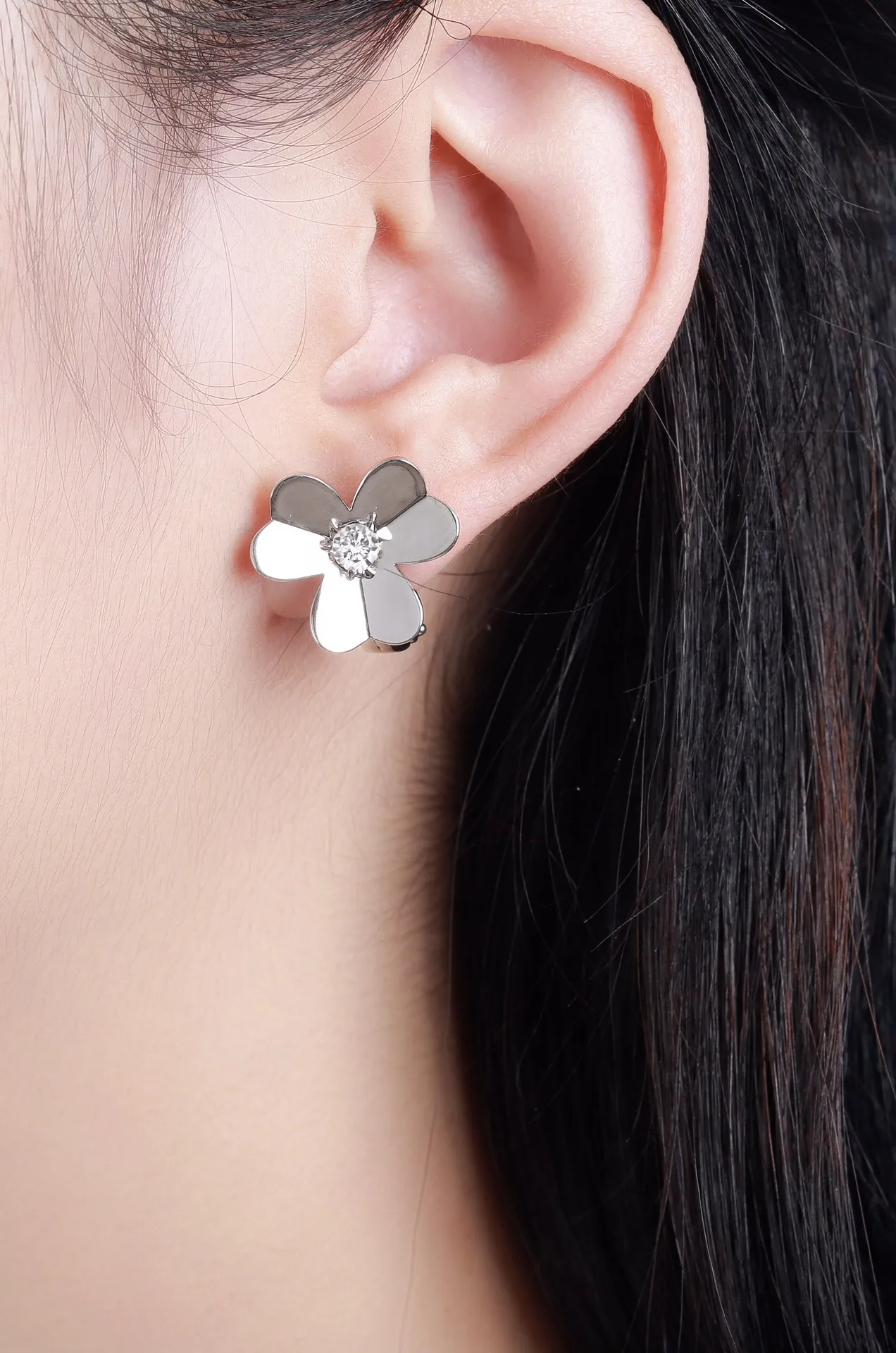 S925-Silber-Charm-Clip-Ohrring mit Blumen und einem Diamanten für Ihren Hochzeitsschmuck, Geschenkbox, WEB 144174u
