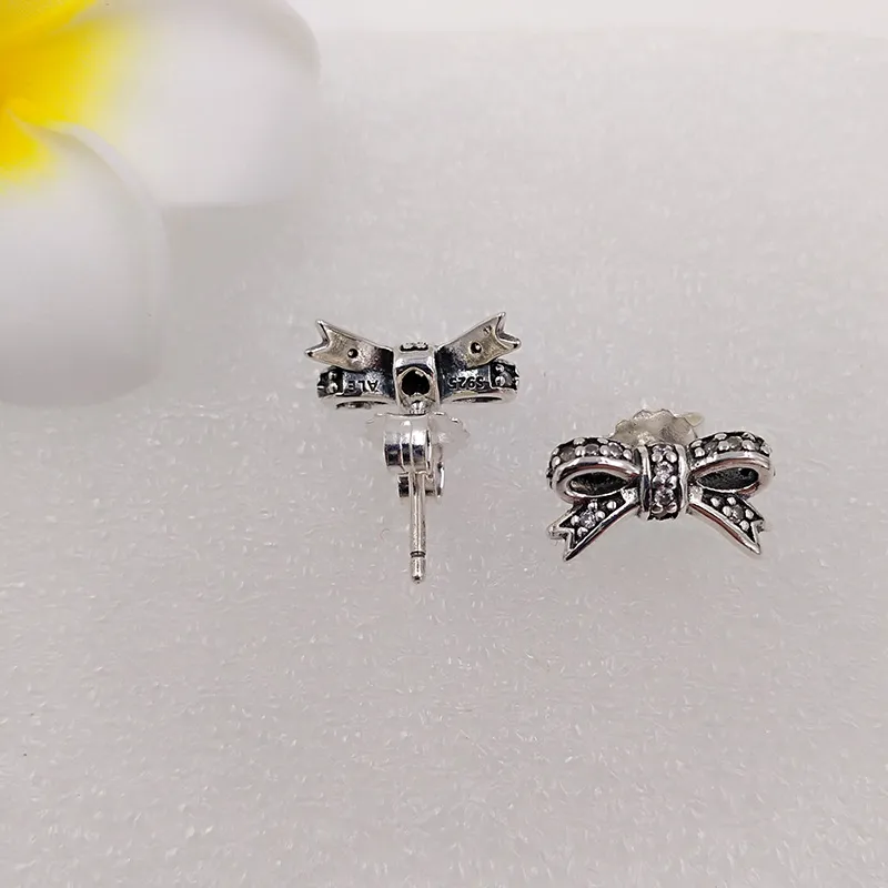 Charms Designer Jewelry Authentic 925 Sterling Silver Delicate Bow Stud Earring Pörhängen Lyxiga kvinnor Valentine Day Bi9721914