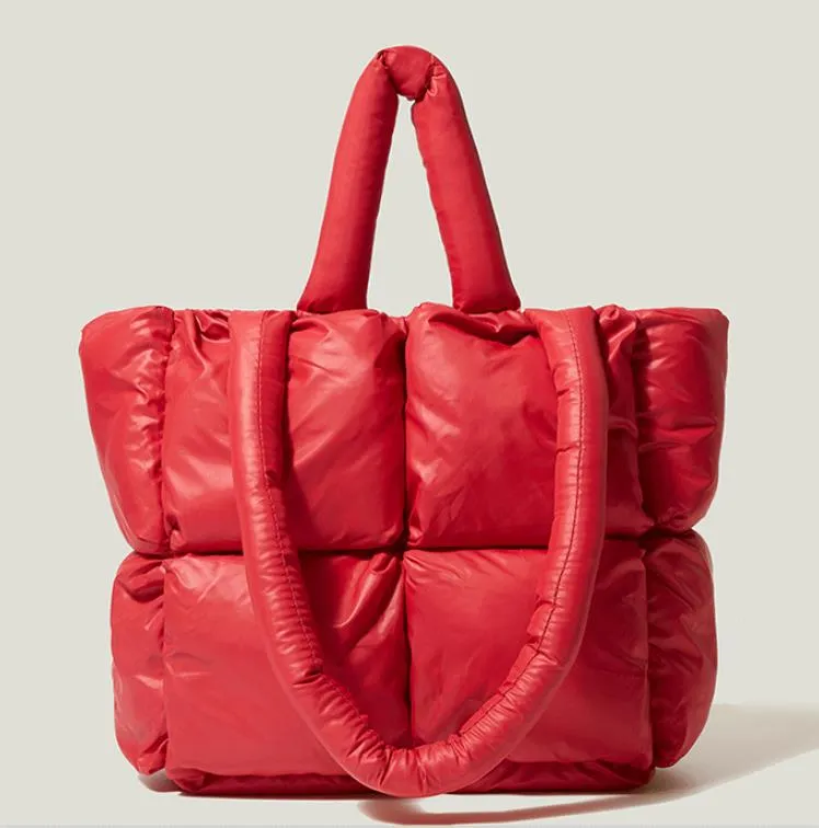 詰め物の袋フェザーバッグファッションハンドバッグかわいい最新スタイルのトートソリッドカラー通勤女性用のアームバッグ281S