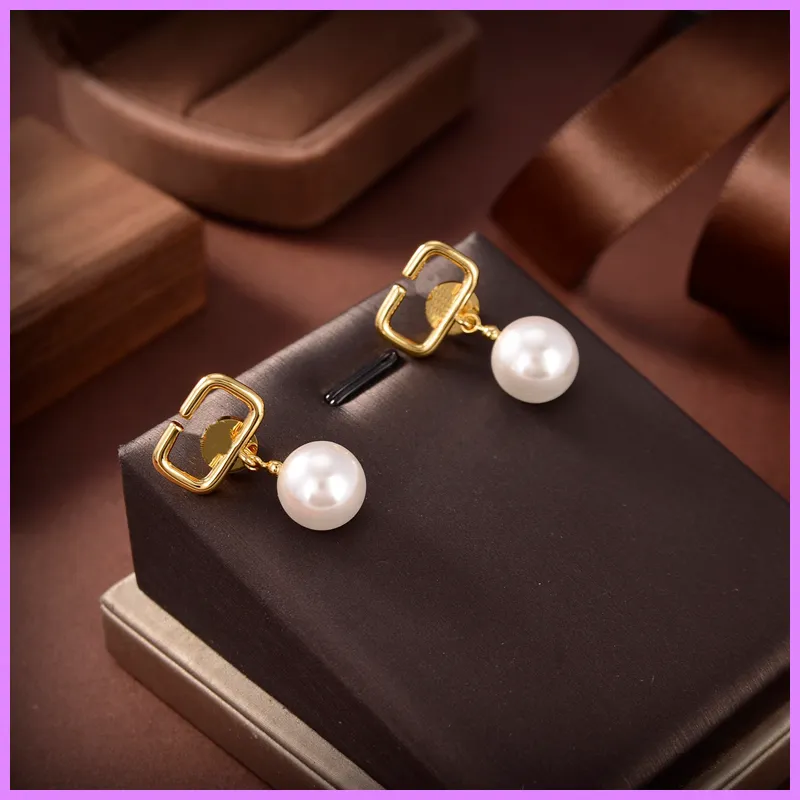 Pearl Gold Ear Studs Mujeres Moda Carta Pendientes Para Fiesta Boda Señoras Diseñadores Pendiente Para Hombre Para Regalos Diseñador Joyería D2112133F