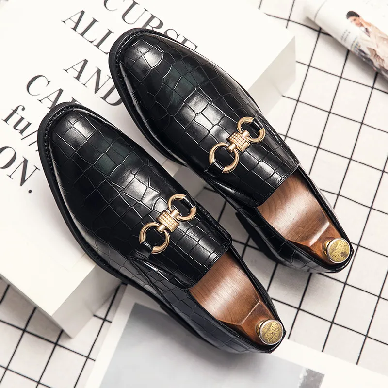 男性メンズモカシン豪華なイタリアの靴夏黒のための大きいサイズの革の靴の手作りオックスフォード