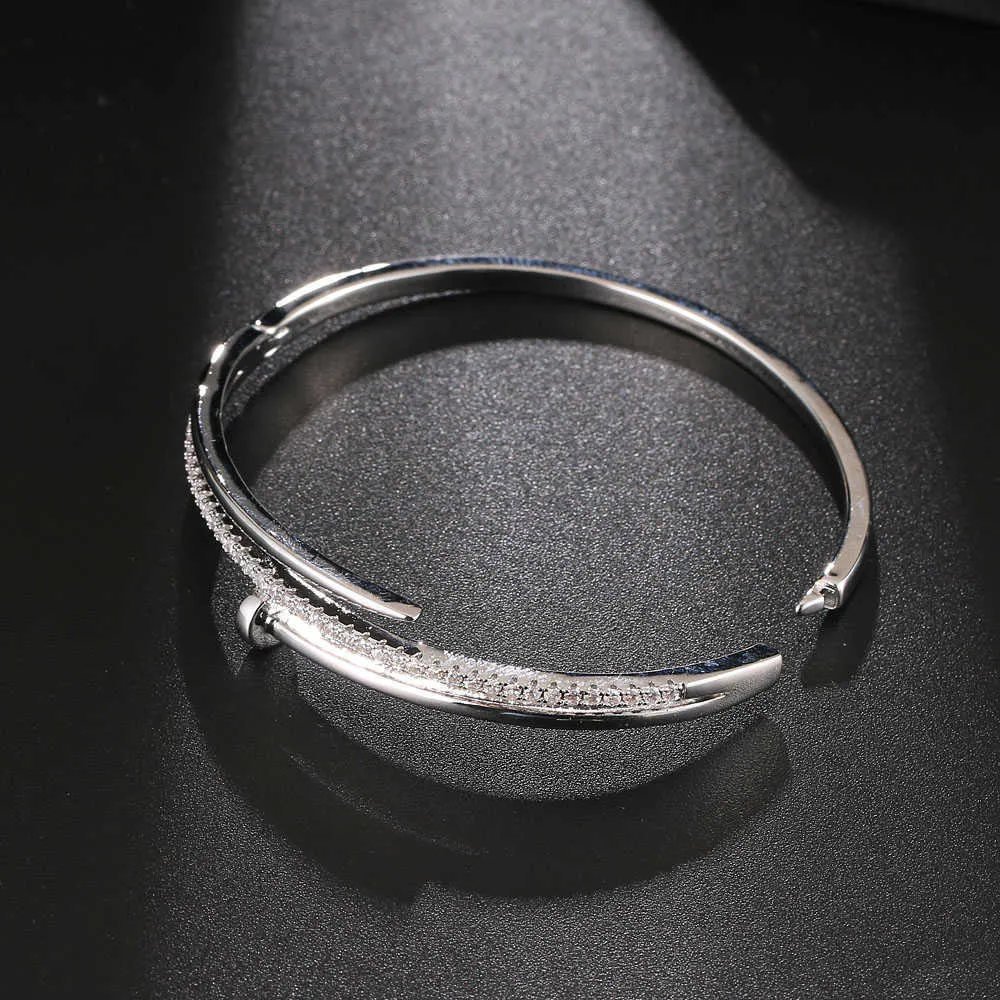 Gioielli popolari Q0717 di temperamento di modo classico di personalità di zircone di alta qualità del braccialetto del chiodo delle donne di Honghong