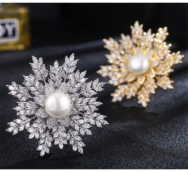 Simples elegante Pérola Snowflake Bouttoniere Europa e América Moda Christmas Broches Pins Luxury Wedding Suit Corsage