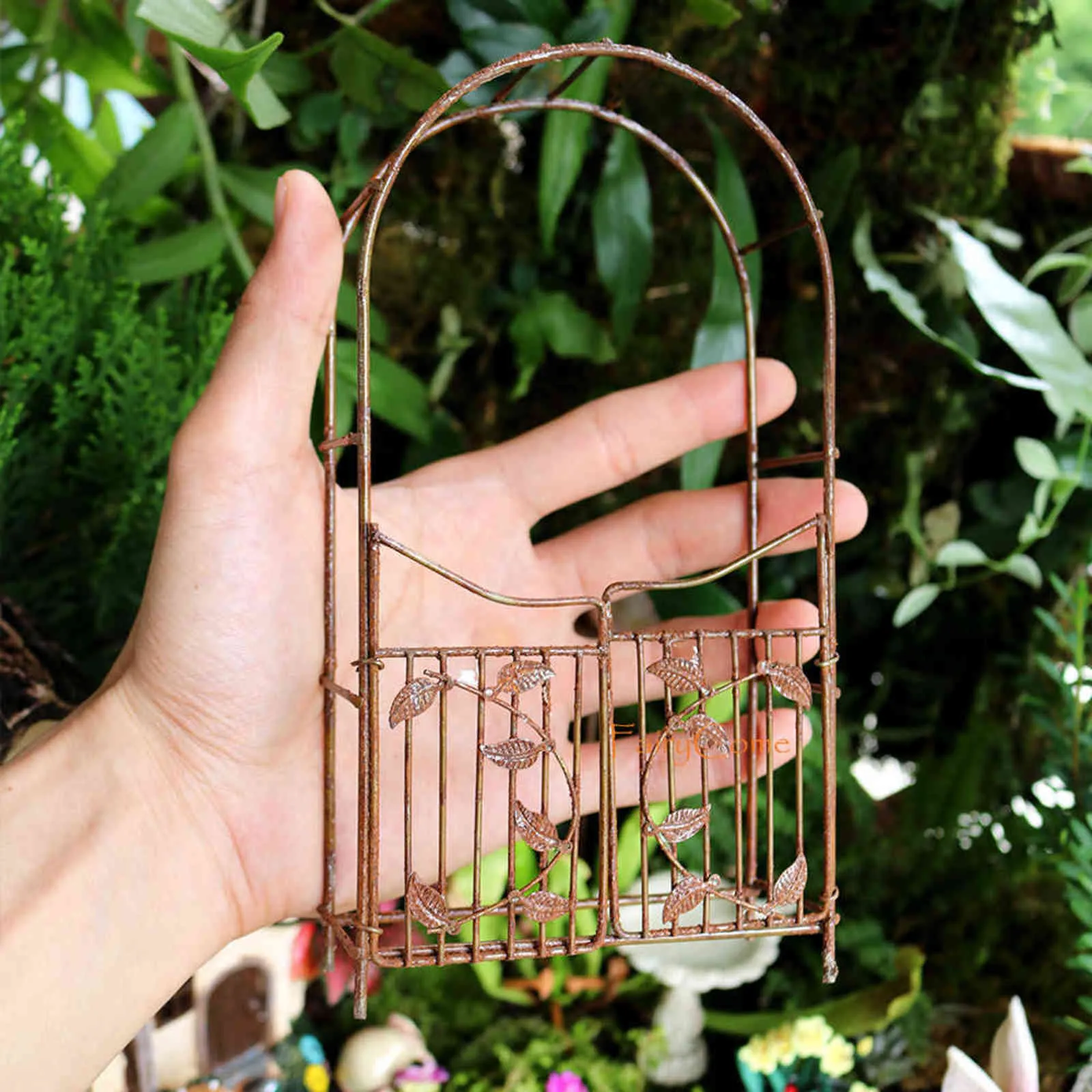 FairyCome Fairy Garden Gate Rusty Miniature Arch With Swinging Door Mini Rusted Arbor Vintage Iron Metal Craft Ornaments 211101