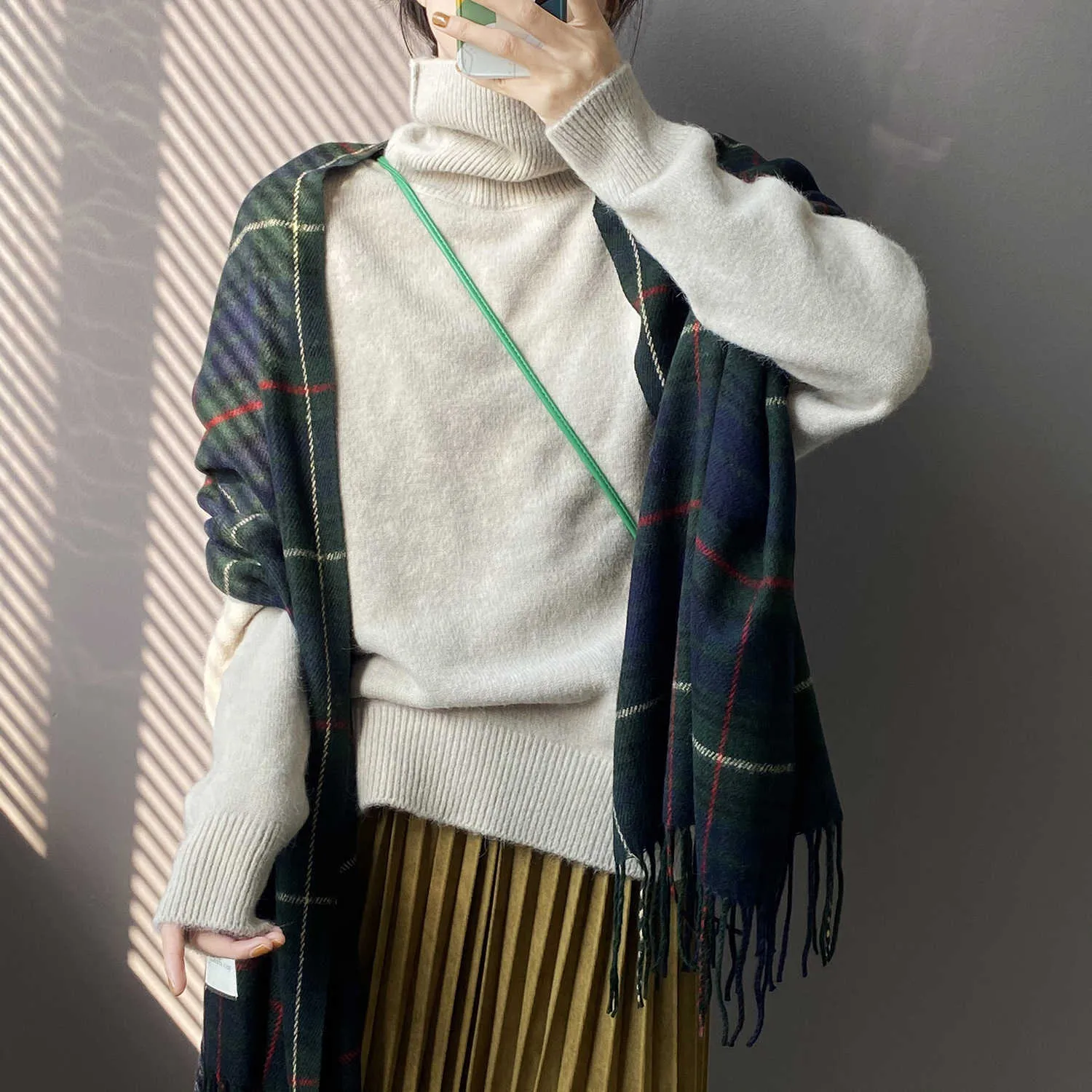 Maglione a collo alto da donna in tinta unita sciolto inverno coreano lavorato a maglia all'esterno che indossa 210607