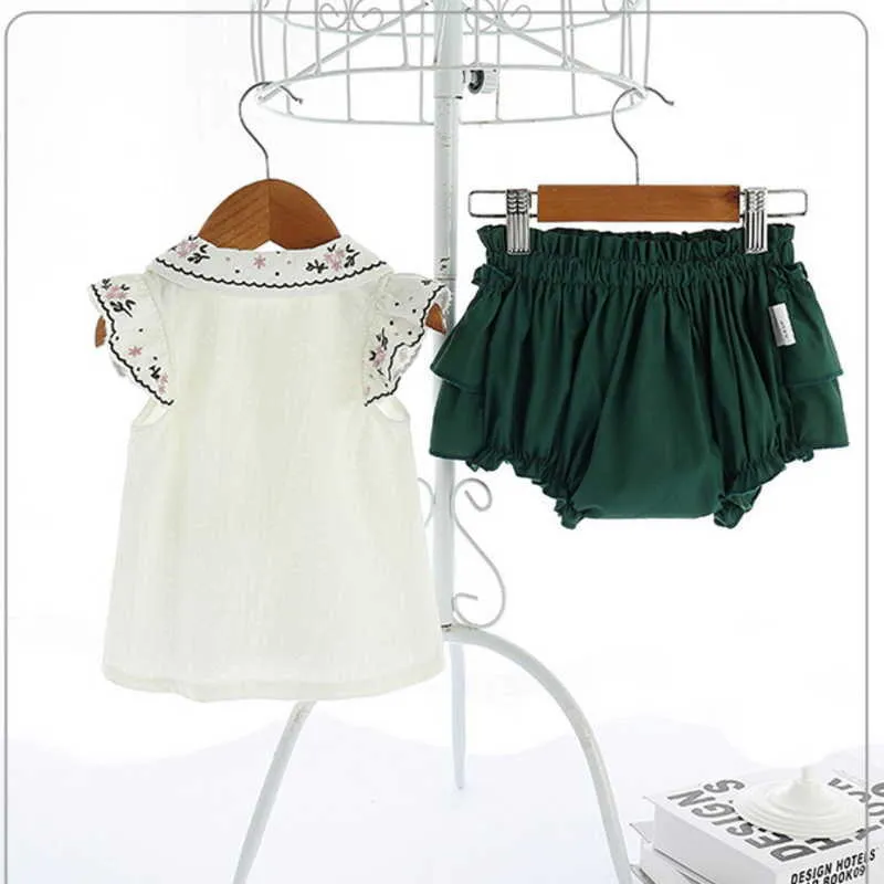 Wholesale Spring Girls 2-pcs Sets Sleeveless Peter Pan Collar White Top + Green Solid Color Shorts Kids Clothes E9212 210610