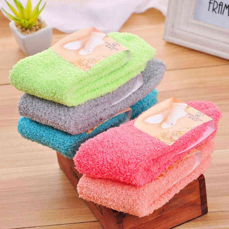 Chaussettes en cachemire Femmes Cadeau de Noël Casual Winter Warmer Hommes Femmes Chaussettes Mignon Candy Couleurs Fluffy Femme Chaussettes Fille Soft Cozy 211221