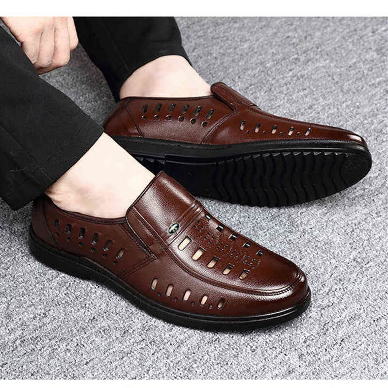 Sandales hommes été nouveaux hommes en cuir véritable respirant décontracté évider chaussures fond souple trou pantoufles 220302