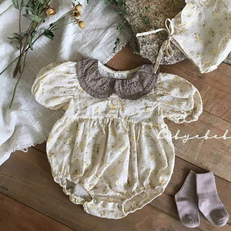 Koreansk stil sommar baby flicka bodysuit Peter pan krage blommig jumpsuit med keps född kläder söt e803 210610