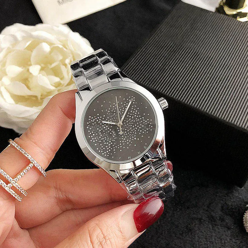 Modemerk Horloges vrouwen Meisje kristal Grote letters stijl Metalen stalen band Quartz Polshorloge M118