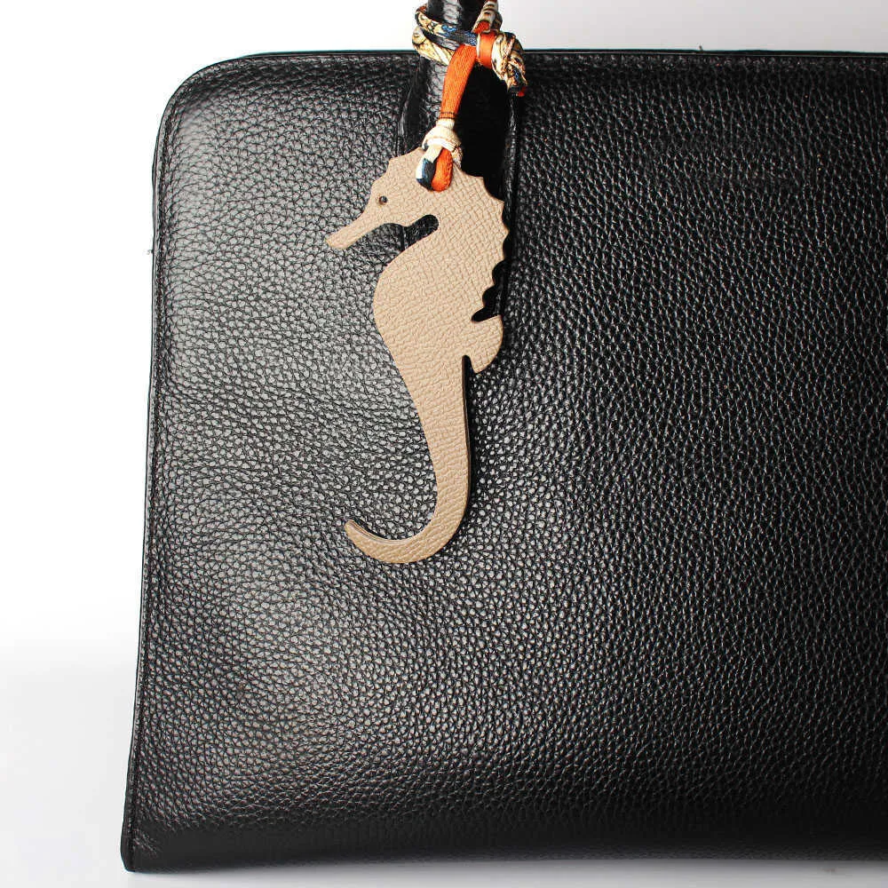 Berömd designer lyxig äkta siden äkta läder Seahorse Deer Keychain ryggsäck Pendant Animal Key Chain Women Bag Charm H0915238L