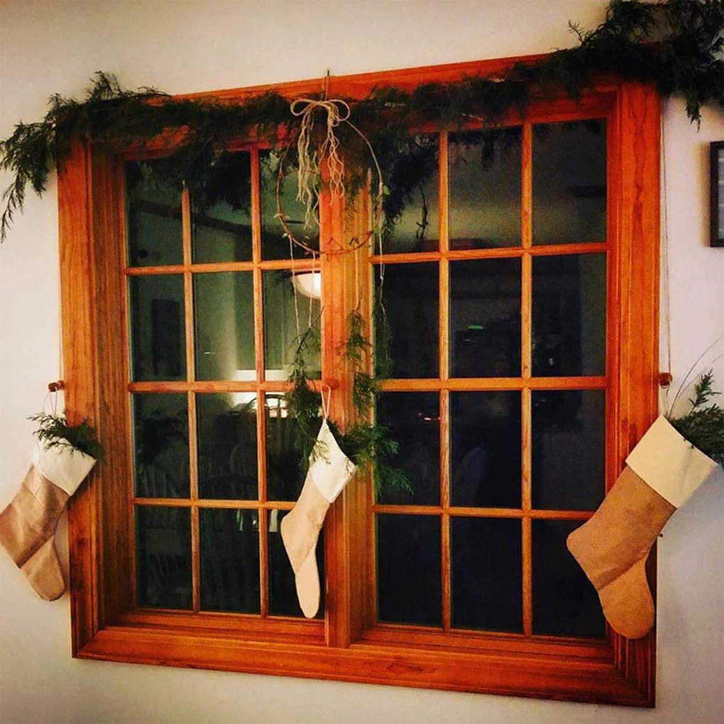 set Christmas chaussettes de jute de jute de jute de jute de jute de foyer simple décoration de table de table de cheminée à table.