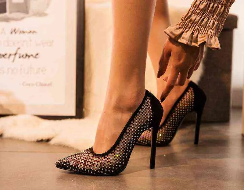 Tacones altos finos Punta de punta Sandalias sexy Zapatos de mujer Crystal Rhinestone Malla Sandalias femeninas Oficina Zapatos de mujer para mujer 2022 Y220224